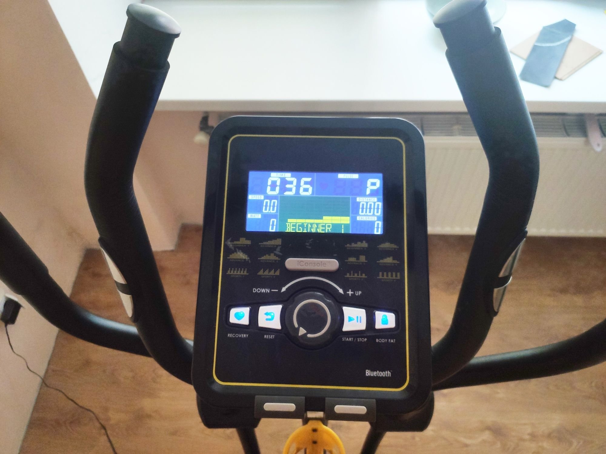2025/07/image28429.jpeg OMA DB-4001 MOVE – Compact Elliptical Machine with Magnetic Resistance & LCD Monitor